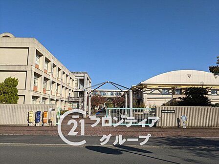 西神吉小学校 徒歩20分。 1560m