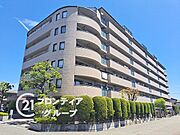 シンプルながらも存在感のあるマンション外観は、住む人を魅了し、日常に特別な時間をもたらします。都会的なデザインが魅力で、住む人に誇りを与える空間です