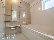 無駄を無くした新形状でしっかり節水。くつろぎの入り心地を実現した『らくエコ浴槽』を採用！床はクリーン床を採用しており、お風呂掃除が楽に行えます。