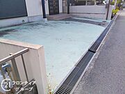使いやすい駐車場で、家族全員が快適に利用できる空間です