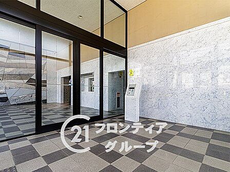 シンプルなロビーですが、住む人にとって居心地の良い空間を提供します
