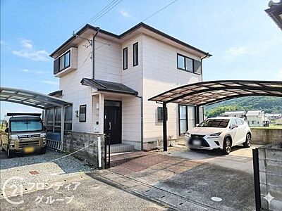 外観:大切なお車を雨から守るカーポートが2基完備された、手入れの行き届いた邸宅です。落ち着いた色調の外壁が青空に映え、周囲の豊かな緑とも調和しています。ゆとりのある敷地で快適なカーライフが叶います 外観:大切なお車を雨から守るカーポートが2基完備された、手入れの行き届いた邸宅です。落ち着いた色調の外壁が青空に映え、周囲の豊かな緑とも調和しています。ゆとりのある敷地で快適なカーライフが叶います