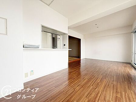 深みのあるフローリングが気品ある空間を演出し、家具の配置もしやすいゆとりある設計です。大きな窓から光が広がる開放的なリビングは、ご家族の絆を深める穏やかな場所として最適です