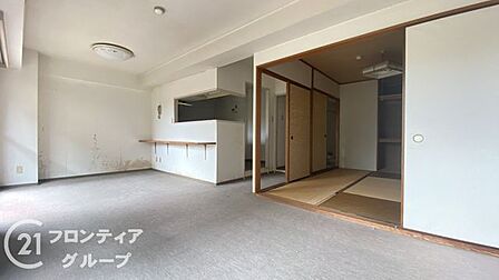 バルコニーに面したリビングで明るいですね!