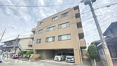外観：重厚感溢れる佇まいがステータスを感じさせるラグジュアリーなマンションです。洗練されたデザインの外観は街のランドマークとして誇り高い暮らしを演出します
