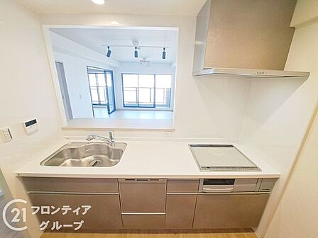 ステータスを感じさせる洗練されたデザインと使い勝手を追求した最新のキッチン設備!窓からの眺望と共に優雅な調理時間を過ごせる贅沢なプライベート空間!毎日の献立作りが待ち遠しくなる理想のワークスペース!