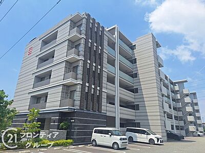 外観：スーパー、コンビニが徒歩圏内のマンションは、日常の買い物が便利で、生活の利便性が高い魅力的な住環境です！