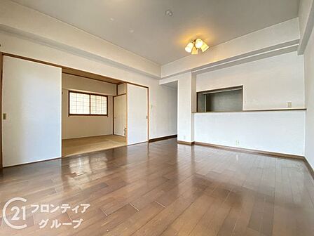 【リフォーム前】陽光が降り注ぐリビングは木の温もりに包まれた空間です。駅直結という利便性を享受しながらも一歩室内に入れば静寂と安らぎが広がり、大切なゲストと豊かな時間を分かち合うことができます