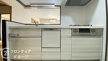 ホワイトを基調とした清潔感溢れるキッチンは毎日の料理を華やかに彩ります。リビングを見渡せるオープンな設計で家族との会話も弾みます。収納スペースも豊富で美しさを保てる機能的な仕様です