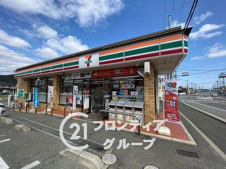 セブンイレブン姫路大津西土井店 徒歩9分。 710m