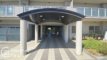 マンションのエントランスは、住まう方々を迎える洗練された空間です。日常の出入りを快適にするための工夫がされています。