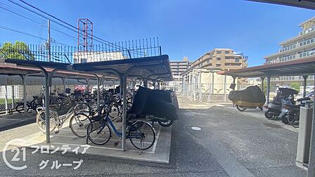 駐輪場は、住民の皆様の自転車を安全に保管できるスペースです。広々とした設計で、出し入れがしやすく、使い勝手が良いです。