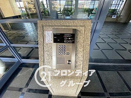 暮らしの安全を守るセキュリティシステムが完備されており日々の安心感に包まれます。機能性と意匠性を兼ね備えた設備がワンランク上の快適なマンションライフを支えています