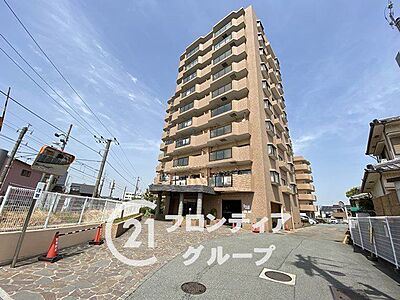 外観:青空に映える重厚感ある佇まいが、住まう方のステータスを象徴します。落ち着いた色調のデザインは周囲の景観と調和しながらも、圧倒的な存在感を放ち、帰宅するたびに誇らしさを感じさせてくれます 外観:青空に映える重厚感ある佇まいが、住まう方のステータスを象徴します。落ち着いた色調のデザインは周囲の景観と調和しながらも、圧倒的な存在感を放ち、帰宅するたびに誇らしさを感じさせてくれます
