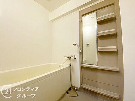 すっきりとした使いやすい鏡やシャワー設備が整い、清潔で心地よいバスタイムを演出。ゆとりのあるバスタブに身を委ねて手足を伸ばせば、心も体もじんわり解き放たれますね!