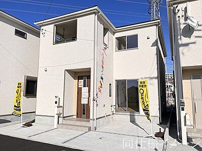 外観:\同仕様写真/外壁は、汚れにくくメンテナンスのしやすいサイディング材を採用!色あせや日焼けが目立ちにくく、メンテナンス費用も軽減できます。また、ひび割れや破損に強いので安心してお住まいして頂けますね。 外観:\同仕様写真/外壁は、汚れにくくメンテナンスのしやすいサイディング材を採用!色あせや日焼けが目立ちにくく、メンテナンス費用も軽減できます。また、ひび割れや破損に強いので安心してお住まいして頂けますね。
