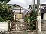駐車場：すっきりと確保された駐車スペースに屋根が設置された機能的な設計！雨の日でもスムーズに乗り降りができて日々の暮らしが快適になりますね