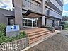 エントランス：開放感に満ちた広々としたエントランスホールがとても心地よいですね！洗練されたデザインと清潔感あふれる空間が上質な暮らしへの期待を高めてくれます