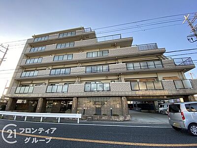 外観：シンプルで洗練されたマンション外観は、住む人のセンスを引き立て、落ち着いた雰囲気を提供します。都会的なデザインが魅力で、住む人に誇りを与える空間です