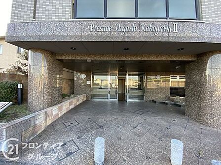 マンションのエントランスは、住まう方々を迎える洗練された空間です。日常の出入りを快適にするための工夫がされています。