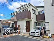 住宅街は、交通量が少なく、静かで落ち着いた環境が魅力です。騒音が少なく、リラックスして過ごせる空間を提供します。