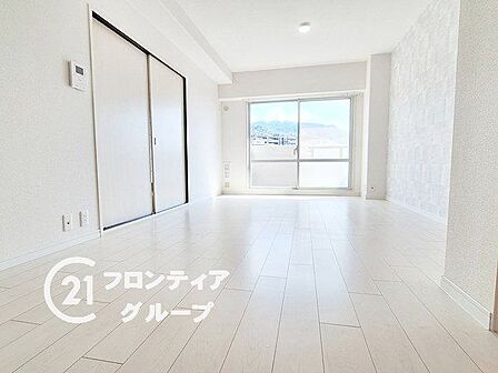 南向き、自然光差し込む明るいリビング