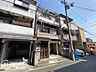 外観：しっかりとした造りの外観は、安心感を与える堅牢なデザインです。長く住み続けられる住まいです。