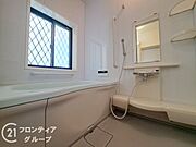 窓があるのでこまめに換気ができますね。バスタブ付きで、ゆったりとお風呂に浸かり、疲れた体を癒せる贅沢な空間です。清潔感あふれるリフォーム済みのバスルームで快適な時間を。