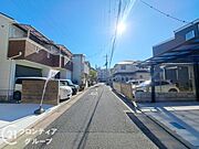 前道が整備されており、快適なアクセスを実現します。交通量の少ない環境で、静かに暮らせる住まいです。