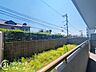 その他：バルコニーに出れば、目の前に広がる空と景色が日常を豊かに彩ります。建物に遮られない抜け感があり、開放感たっぷり。天気の良い日は、椅子を出して読書やティータイムを楽しみたくなるような眺望です。