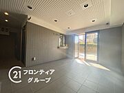 一歩足を踏み入れると、明るい陽光とともに開放感あふれるロビーが広がります。