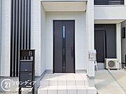 明るい照明が、家の第一印象を明るく演出します。