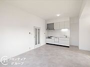 リビングは、広々とした空間で、家族や友人との時間を楽しむのにぴったりです。快適な居住空間を提供します。