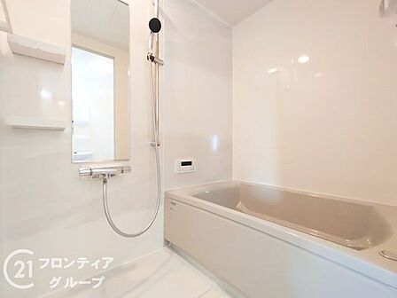 ゆったりと脚を延ばして、1日の疲れを癒せます。窓があるのでこまめに換気ができ、清潔感を保てます。落ち着いた色合いは、心を穏やかにし、リラックスタイムをより豊かにします。