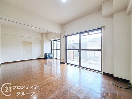 【リフォーム前】リビングは、家族や友人との時間を楽しむのに最適な広さです。快適な居住空間を提供します。