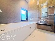 清潔感あふれるリフォーム済みの浴室は、最新の設備が整い、快適なバスタイムをサポートします。落ち着いた色合いが心を穏やかにします。