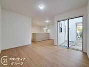 フローリングにはキズの付きにくい特殊塗装を採用し、内装やドアの仕上げは、堂々とした木目で、木の温もりを感じながらお過ごしいただけますね。