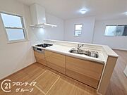 人工大理石カウンタートップ・ガラストップコンロを採用しており、お掃除ラクラク！奥様に嬉しい機能がたくさんついており、毎日のお料理も楽しくなりそうですね！