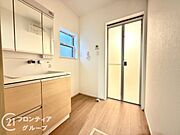 小窓付きの洗面室は、毎朝心地よい光を運んでくれるので、すがすがしい気持ちで1日をスタートできます！また、1坪以上の広い空間です！