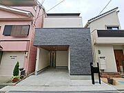 駐車スペース完備！広いバルコニーが特徴の3階建てです