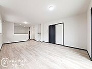 リビングは、落ち着いた色合いのフローリングが特徴です。家族の時間を大切にする理想的な空間です。