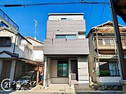 モダンなデザインが魅力の新築戸建てで、スタイリッシュな外観が住む人を引き立て、日々の生活に彩りを添えます