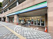 ファミリーマート近鉄若江岩田駅前店 徒歩5分。 330m