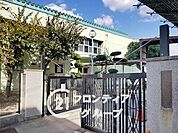 八尾市立龍華中学校 徒歩9分。 670m