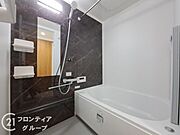 広々としたバスルームで、心地よいリラックスタイムを楽しめます。快適な空間で、日々の疲れを癒す贅沢な時間を提供します。