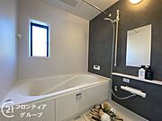 保温効果のある浴槽を採用しており、温かいお湯が長続き！1坪以上の広々とした空間なので、親子入浴や半身浴などに向いた浴室です！