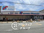 万代矢田店 徒歩8分。 590m