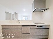 スタイリッシュなカウンターキッチンは、インテリアのアクセントになり、キッチン全体をおしゃれに演出します。