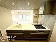 3口コンロ付きのキッチンは、調理の効率が良く、同時に多くの料理を作れる便利で機能的な空間です