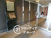 シンプルなロビーですが、住む人にとって居心地の良い空間を提供します